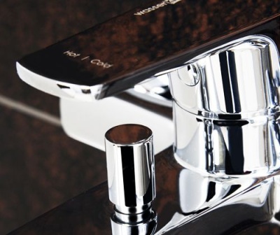 Смеситель для ванны с коротким изливом (в компл. шланг и лейка 3-функц) Wasserkraft Dill 6101