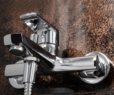 Смеситель для ванны с коротким изливом (в компл. шланг и лейка 3-функц) Wasserkraft Dill 6101