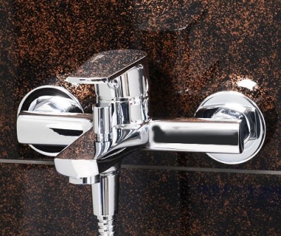 Смеситель для ванны с коротким изливом (в компл. шланг и лейка 3-функц) Wasserkraft Dill 6101