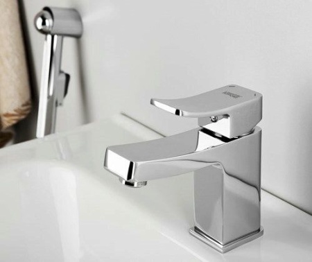 Смеситель для умывальника с гигиенической лейкой Wasserkraft
